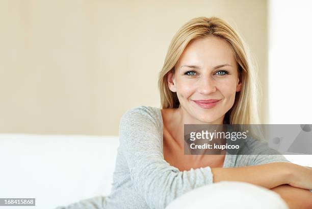 rilassante sul divano - donne mature foto e immagini stock