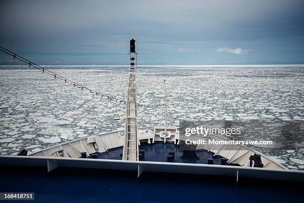 among the antarctic ice - straat drake stockfoto's en -beelden