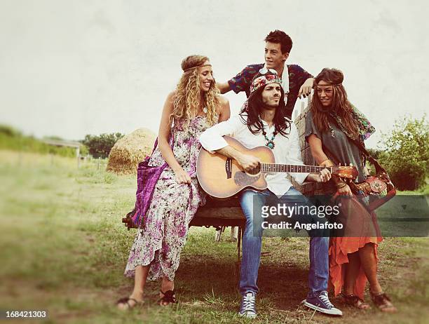 group of hippie の歌の田園地帯 - ヒッピー ストックフォトと画像