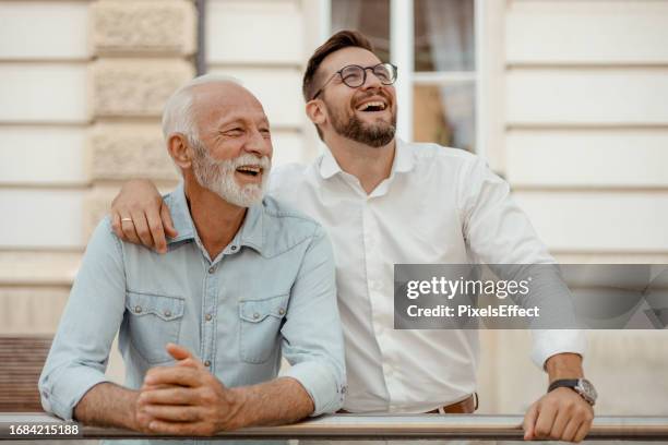 siempre compartimos una buena risa - padre e hijo fotografías e imágenes de stock