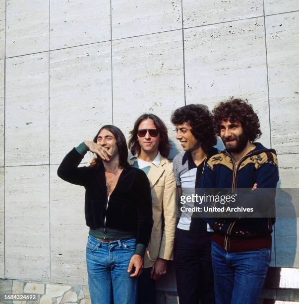 10cc, britische Rockband, posiert für ein Gruppenfoto, Deutschland um 1975.