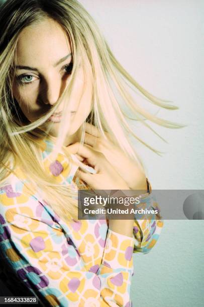 Gewollte Überbelichtung: Annika Murjahn, deutsche Schauspielerin, in gemusterter Bluse bei einem Promo-Fotoshoot für die ARD Soap "Marienhof" im...