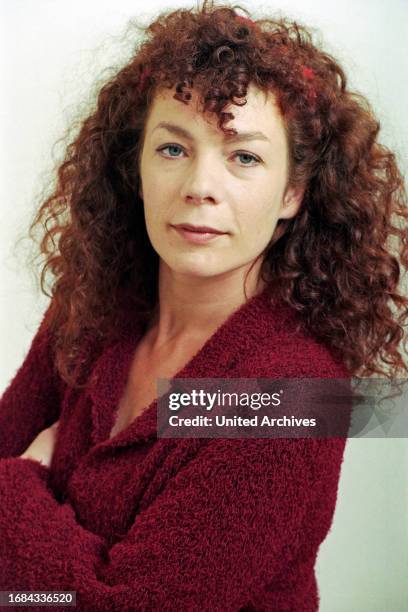 Nina Babette Hoger, deutsche Schauspielerin, im roten Fleece-Top zu Gast im Fotostudio zu einem Personality-Fotoshoot, Deutschland 1996.