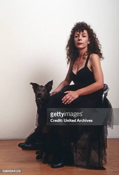 Nina Babette Hoger, deutsche Schauspielerin, im Fotostudio mit Hund zu einem Personality-Fotoshoot, Deutschland 1996.