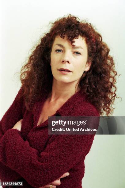 Nina Babette Hoger, deutsche Schauspielerin, im roten Fleece-Top zu Gast im Fotostudio zu einem Personality-Fotoshoot, Deutschland 1996.