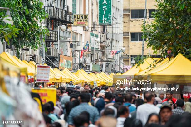 the street food night market on jalan alor in central kuala lumpur, malaysia - malaysian road stock pictures, royalty-free photos & images