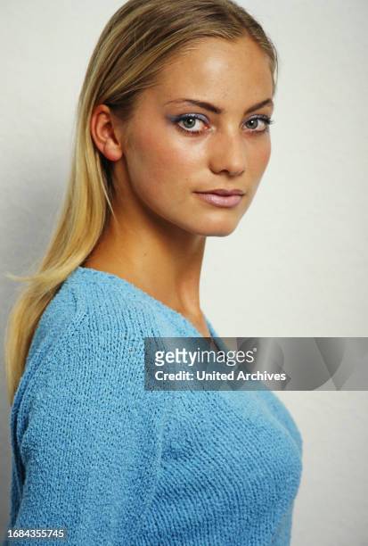 Annika Murjahn, deutsche Schauspielerin, in einem hellblauen Pullover bei einem Promo-Fotoshoot für die ARD Soap "Marienhof" im Fotostudio,...