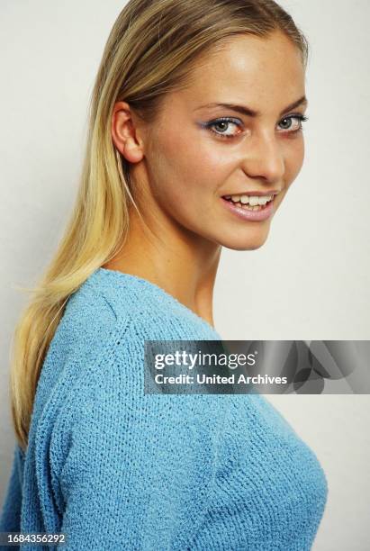 Annika Murjahn, deutsche Schauspielerin, in einem hellblauen Pullover bei einem Promo-Fotoshoot für die ARD Soap "Marienhof" im Fotostudio,...