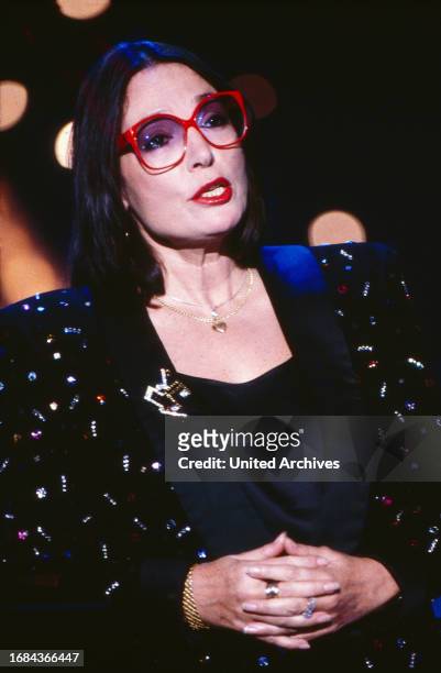 Nana Mouskouri, griechische und internationale Sängerin, bei einem Auftritt in einer Fernsehshow, Deutschland um 1995.