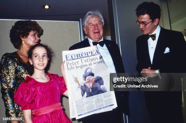 Sir Peter Ustinov, britischer Schauspieler, Schriftsteller und Regisseur, mit Ehefrau Helene du Lau d'Allemans und Sohn Igor und Clara , Deutschland...