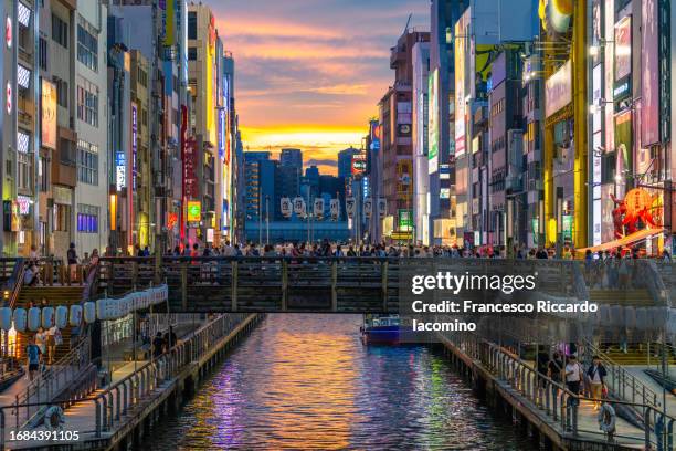 osaka, dotonbori bridge at sunset - stadt osaka stock-fotos und bilder