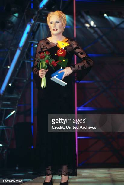 Corinna May, deutsche blinde Sängerin, bei der ersten deutschen Vorausscheidung zum Eurovision Song Contest in Hamburg, Deutschland 1999.