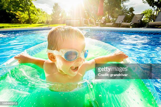 cute little boy in pool - baby sommer stockfoto's en -beelden