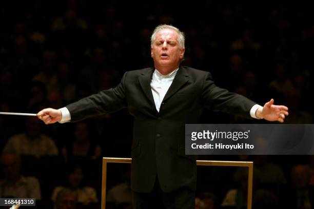 Daniel Barenboim conducting Chicago Symphony Orchestra at Carnegie Hall on Sunday afternoon, May 15, 2005.This image:Daniel Barenboim conducting...