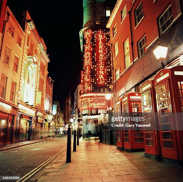 street in soho area of london at night - soho london fotografías e imágenes de stock