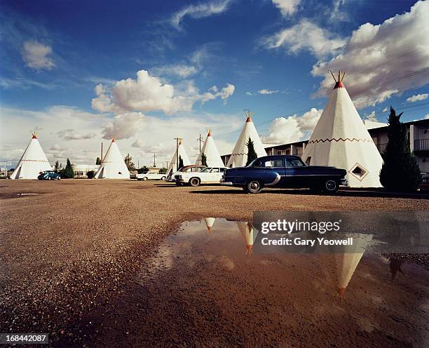 classic cars parked by wigwam's in motel - tipi stock pictures, royalty-free photos & images