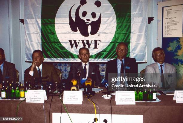 Prinz Philip, Duke of Edinburgh, zwischen Casimir Prinz zu Sayn Wittgenstein Berleburg und Carl Albrecht von Treuenfels, bei einem Treffen des WWF...