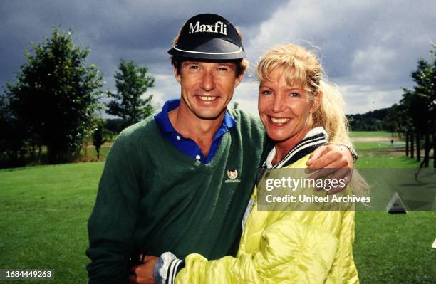 Michael Lesch, deutscher Schauspieler, auf dem Golfplatz mit Ehefrau Christina Keiler, Deutschland um 1990.