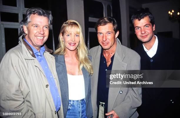 Christina Keiler mit Ehemann Michael Lesch, deutscher Schauspieler, und Schauspielkollege Marek Erhardt , Deutschland um 1995.