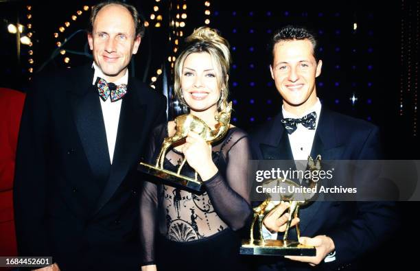 Bambi Verleihung 1993 in München, Rennfahrer Hans-Joachim Stuck mit den Preisträgern Kim Wilde mit Bambi als beste Popsängerin und Michael Schumacher...