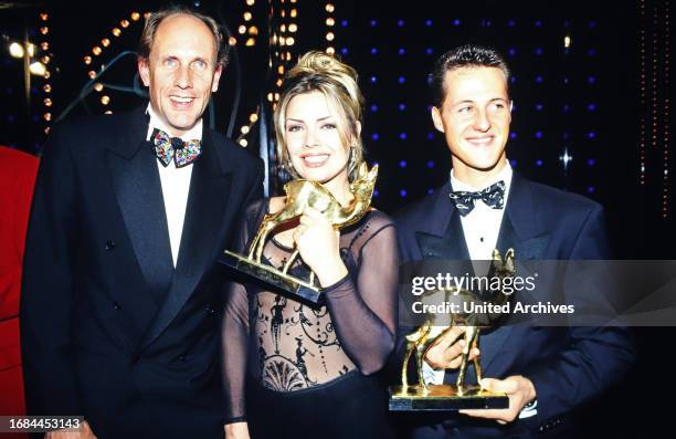 Bambi Verleihung 1993 in München, Rennfahrer Hans-Joachim Stuck mit den Preisträgern Kim Wilde mit Bambi als beste Popsängerin und Michael Schumacher...