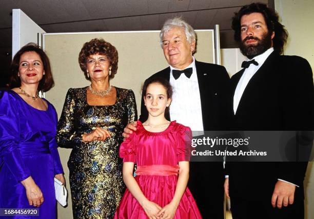 Sir Peter Ustinov, britischer Schauspieler, Schriftsteller und Regisseur, mit Ehefrau Helene du Lau d'Allemans, Clementine und Sohn Igor und Clara ,...