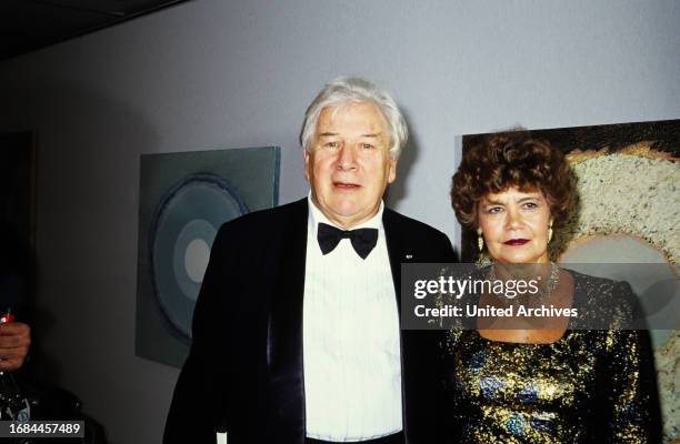 Sir Peter Ustinov, britischer Schauspieler, Schriftsteller und Regisseur, mit Ehefrau Helene du Lau d'Allemans, Deutschland um 1990.