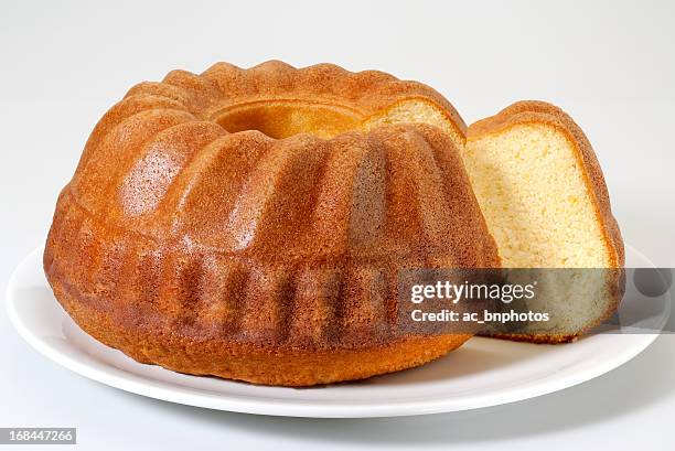 angel food cake in a bundt shape - tulbandcake stockfoto's en -beelden