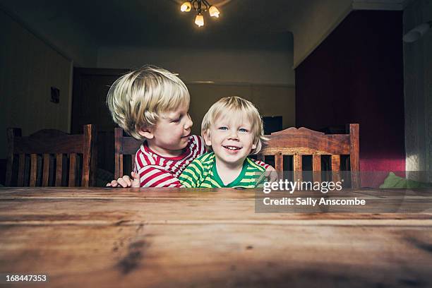 two happy little brothers - mesa de jantar - fotografias e filmes do acervo