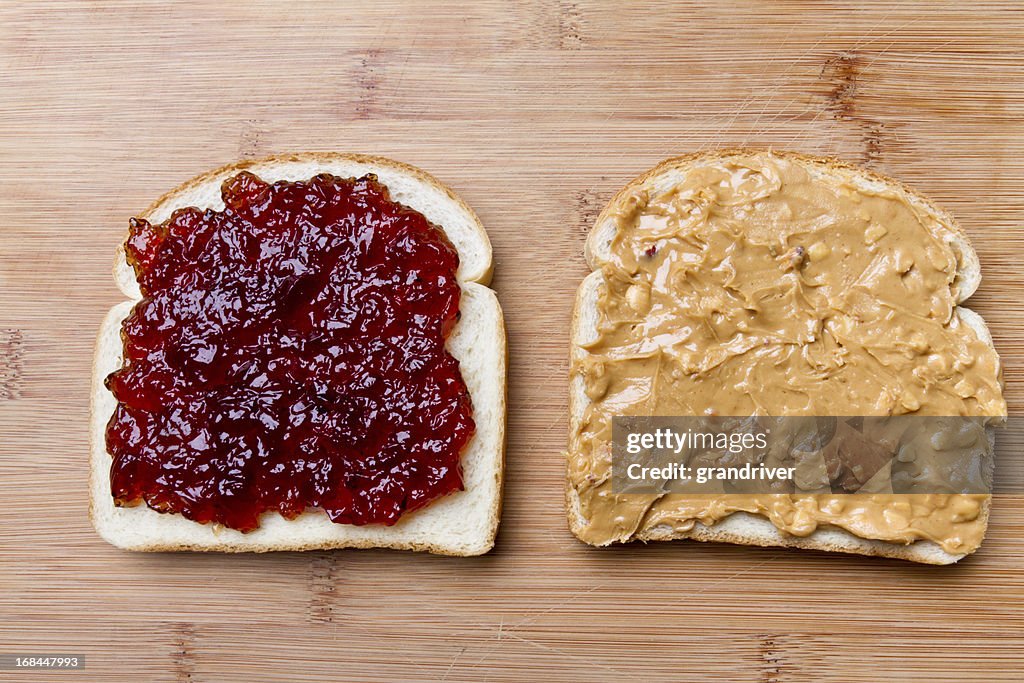 Superficie abierta bocadillo con mantequilla de cacahuete y mermelada