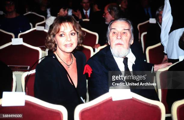 Bernhard Wicki, Schweizer Schauspieler, Regisseur und Fotograf, mit Ehefrau Elisabeth Endriss, Deutschland um 1994.