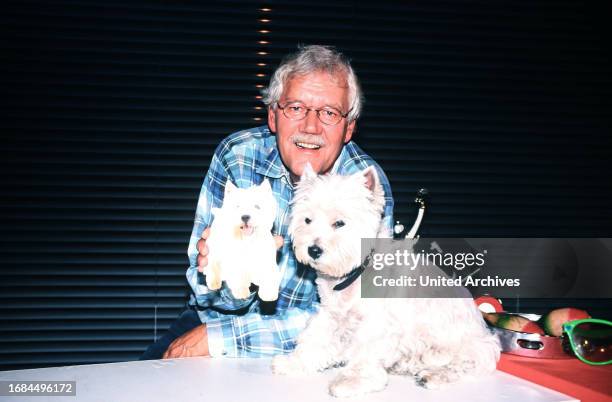 Carlo von Tiedemann, deutscher Moderator, mit West Highland Terrier, Deutschland um 1997.