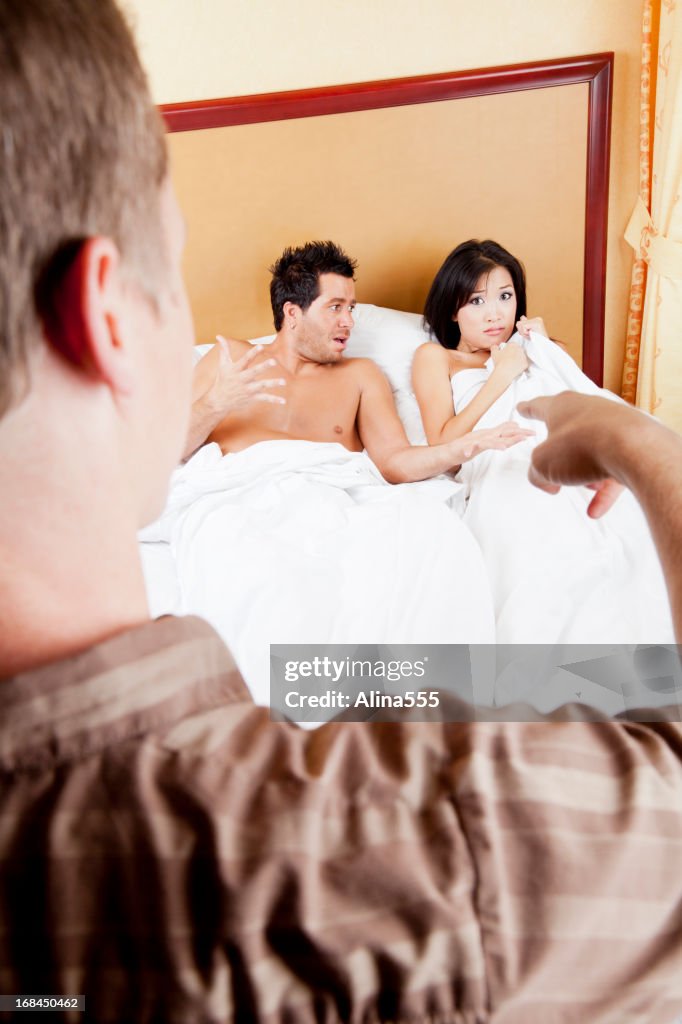 Marido encontrar a sua esposa, traição