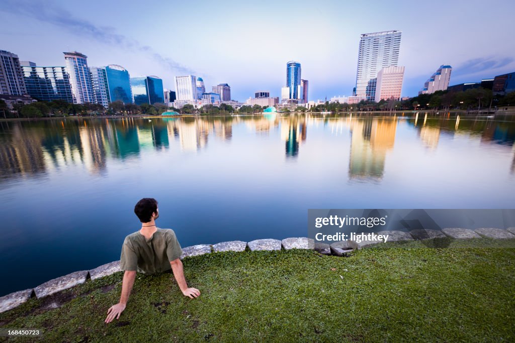 Mann, genießen Sie den Ausblick in Orlando