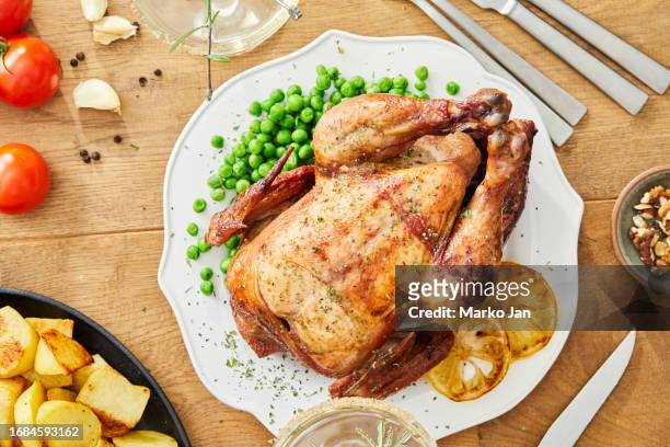christmas lunch or diner, roasted chicken with potatoes - grilled chicken imagens e fotografias de stock
