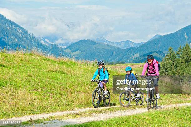 familie auf fahrräder auf die berge, österreich - two kids with cycle stock-fotos und bilder