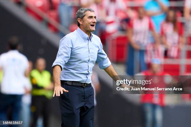 Head coach Ernesto Valverde of Athletic Club reacts during the LaLiga EA Sports match between Athletic Bilbao and Cadiz CF at Estadio de San Mames on...