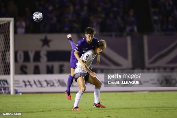 Hayato ARAKI of Sanfrecce Hiroshima and Yuya OSAKO of Vissel Kobe battle for the ball during the J.LEAGUE Meiji Yasuda J1 27th Sec. Match between...