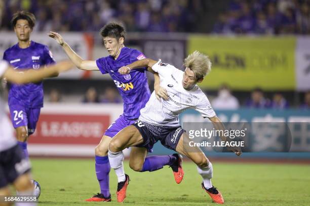 Hayato ARAKI of Sanfrecce Hiroshima and Yuya OSAKO of Vissel Kobe battle for the ball during the J.LEAGUE Meiji Yasuda J1 27th Sec. Match between...