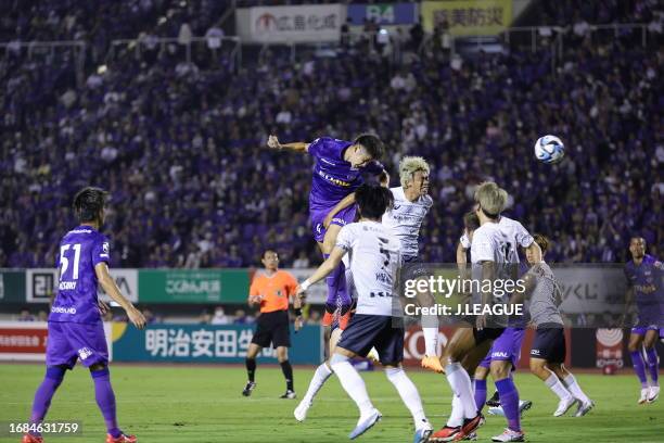 Hayato ARAKI of Sanfrecce Hiroshima in action during the J.LEAGUE Meiji Yasuda J1 27th Sec. Match between Sanfrecce Hiroshima and Vissel Kobe at...