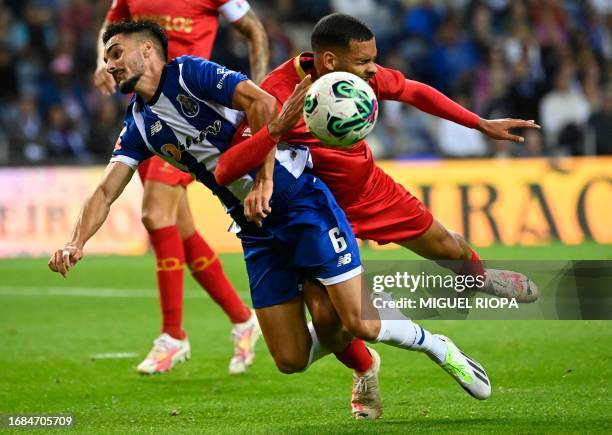 Porto's Canadian midfielder Stephen Eustaquio fights for the ball with Gil Vicente's Brazilian defender Gabriel Pereira during the Portuguese Liga...