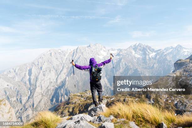 sport and adventure in the high mountains - high up stock-fotos und bilder