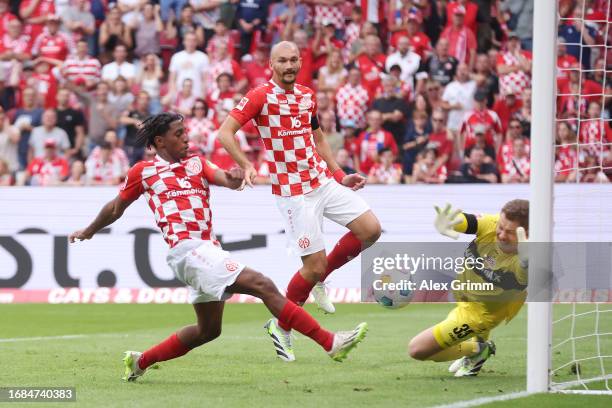 Leandro Barreiro Martins of Mainz scores the team's first goal during the Bundesliga match between 1. FSV Mainz 05 and VfB Stuttgart at MEWA Arena on...