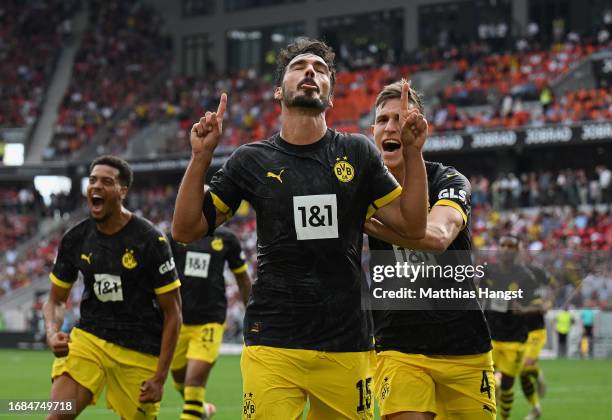 Mats Hummels of Borussia Dortmund celebrates after scoring the team's third goal during the Bundesliga match between Sport-Club Freiburg and Borussia...