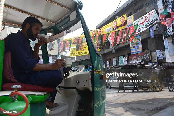 Pakistani Rickshaw Photos and Premium High Res Pictures - Getty Images
