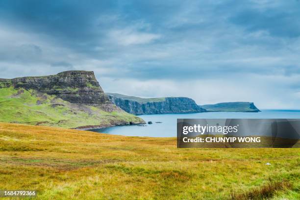 küste am leuchtturm von neist point, schottland - klippe stock-fotos und bilder