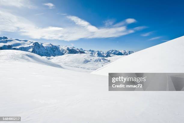 un paysage de montagne avec soleil - snow slope photos et images de collection