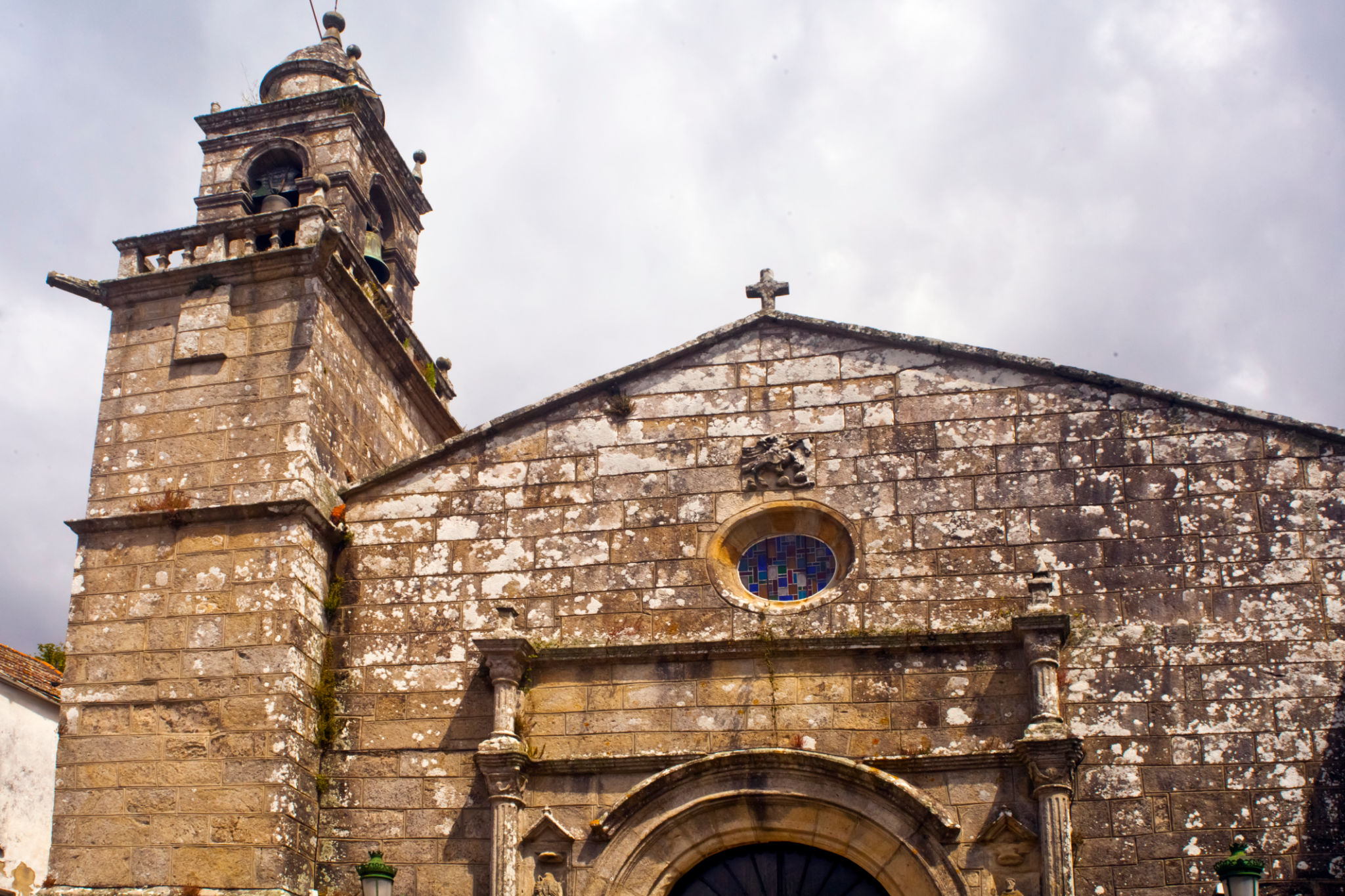 Fachada de la iglesia de Santiago de Carril, Villagarcía de Arosa, Rías Bajas, provincia de Pontevedra, Galicia, España. Fachada de la iglesia de Santiago de Carril, Villagarcía de Arosa, Rías Bajas, provincia de Pontevedra, Galicia, España.