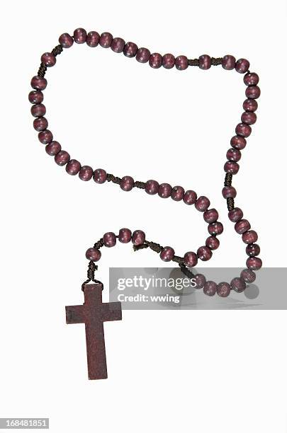 hermosa madera rosarios sobre un fondo blanco. - rosary beads fotografías e imágenes de stock