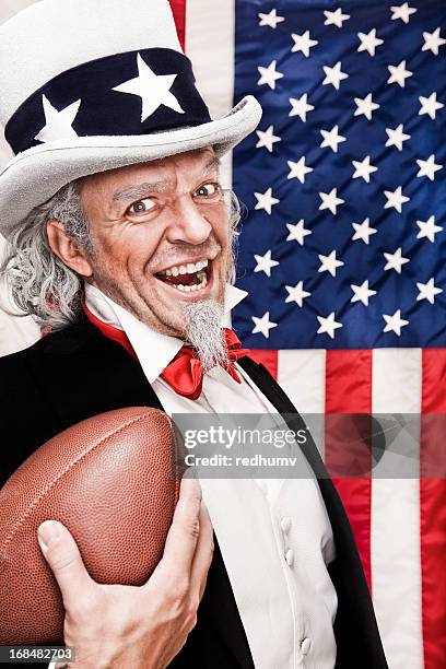 patriotische uncle sam mit football - uncle sam stock-fotos und bilder